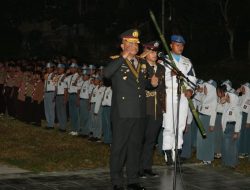 Di Bawah Pendar Obor Malam Sakral Kemerdekaan, Kapolda Sulbar Pimpin Janji Setia Jaga Kedaulatan Bangsa
