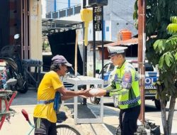 Ditlantas Polda Sulbar Tebar Kebaikan, Bagikan Makanan di Jalan Raya