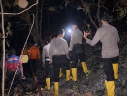 Pantang Menyerah, Polresta Mamuju dan Instansi Terkait Terus Berjibaku Padamkan Karhutla dari Pagi hingga Malam