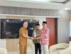 Murdanil Serahkan Cenderamata pada Kadis Pertanian dan Perkebunan Jateng