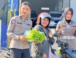 Pengendara Tertib di Mamuju Dapat Kejutan Manis dari Polantas Polda Sulbar