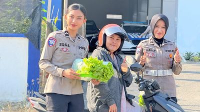 Pengendara Tertib di Mamuju Dapat Kejutan Manis dari Polantas Polda Sulbar
