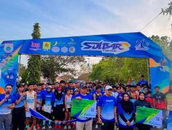 BPJS Ketenagakerjaan Sulbar dan Gubernur SDK Serahkan Kartu Perlindungan Peserta Sulbar Fun Run 2026