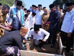 Gubernur SDK Dampingi Menag RI Letakkan Batu Pertama Asrama As’adiyah Mamuju