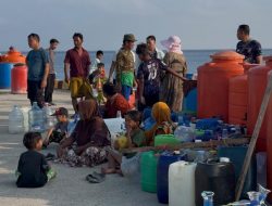 Dahaga Panjang Terjawab, Tangis Haru Niar dan Warga Pulau Ambo Terima Bantuan Air Bersih Kapolda