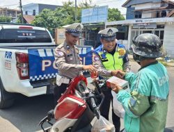 Polantas Polda Sulbar Berbagi, Hapus Lelah Pejuang Jalanan Mamuju
