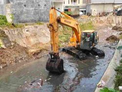 Kabid Alkal PUPR Turunkan Alat Berat Keruk Sedimen dan Sampah di Sungai Saleppa