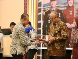Kapolresta Mamuju Hadiahkan Keris Mamuju kepada Irjen Pol Adi Deriyan Jayamarta