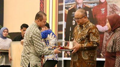 Kapolresta Mamuju Hadiahkan Keris Mamuju kepada Irjen Pol Adi Deriyan Jayamarta