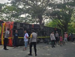 Polsek Kota Mamuju Evakuasi 21 Korban Kecelakaan Bus Neo Trans