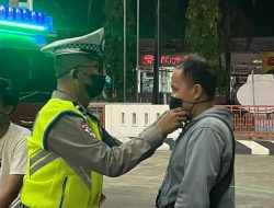 Polantas Polda Sulbar Berbagi Masker di Tengah Kabut Asap