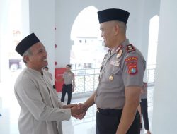 Sholat Dzuhur di Masjid Raya Suada, Kapolda Sulbar Silaturahmi dengan Imam