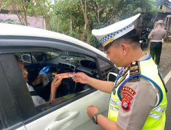 Polantas Sulbar, Samsat dan Jasa Raharja Edukasi Kepatuhan Pajak Kendaraan, Taat Pajak Dapat Coklat dari Petugas