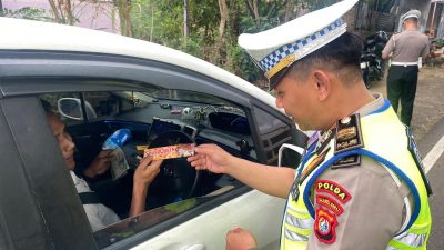 Polantas Sulbar, Samsat dan Jasa Raharja Edukasi Kepatuhan Pajak Kendaraan, Taat Pajak Dapat Coklat dari Petugas