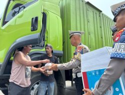Sempat Kaget Dikira Razia, Sopir Lintas Daerah Dapat Paket Makan Gratis dari Polantas Sulbar