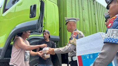 Sempat Kaget Dikira Razia, Sopir Lintas Daerah Dapat Paket Makan Gratis dari Polantas Sulbar