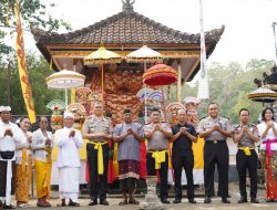 Kapolda Sulbar Gelar Minggu Kasih di Pura Agung Sthana Dewata